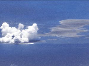 Habis Gunung Meletus, Muncullah Pulau Bentuk Bulan Sabit
