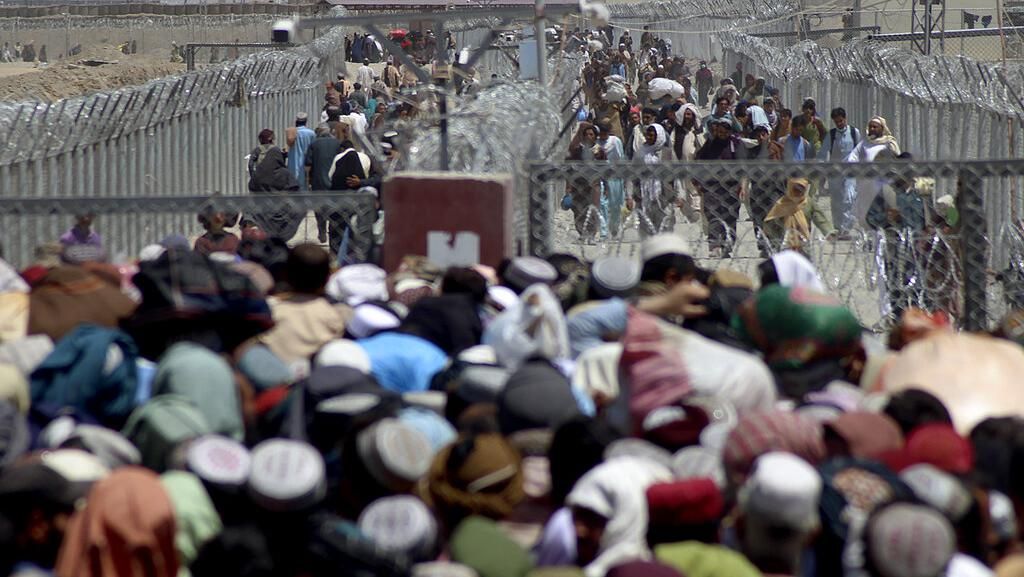 Ragam Cara Warga Afghanistan Kabur dari Negaranya