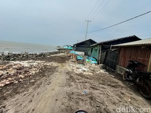 Ratusan Rumah di Pesisir Karawang Terancam Tenggelam Akibat Abrasi