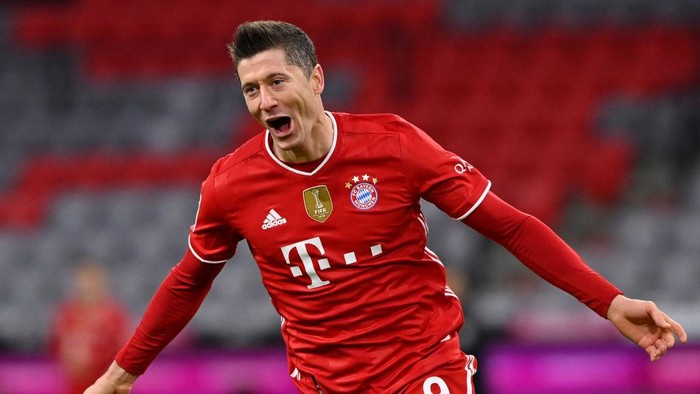 MUNICH, GERMANY - MARCH 06: Robert Lewandowski of FC Bayern Muenchen celebrates after scoring their teams fourth goal, completing his hat-trick during the Bundesliga match between FC Bayern Muenchen and Borussia Dortmund at Allianz Arena on March 06, 2021 in Munich, Germany. Sporting stadiums around Germany remain under strict restrictions due to the Coronavirus Pandemic as Government social distancing laws prohibit fans inside venues resulting in games being played behind closed doors. (Photo by Sebastian Widmann/Getty Images)