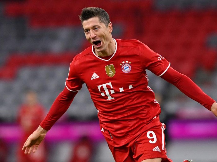 MUNICH, GERMANY - MARCH 06: Robert Lewandowski of FC Bayern Muenchen celebrates after scoring their team's fourth goal, completing his hat-trick during the Bundesliga match between FC Bayern Muenchen and Borussia Dortmund at Allianz Arena on March 06, 2021 in Munich, Germany. Sporting stadiums around Germany remain under strict restrictions due to the Coronavirus Pandemic as Government social distancing laws prohibit fans inside venues resulting in games being played behind closed doors. (Photo by Sebastian Widmann/Getty Images)