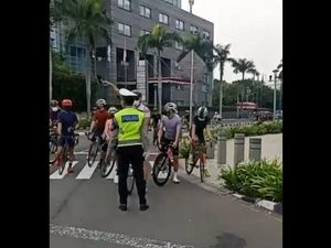 Momen Rombongan Pesepeda Dihalau Polisi di Kawasan Bundaran HI Momen Rombongan Pesepeda Dihalau Polisi di Kawasan Bundaran HI