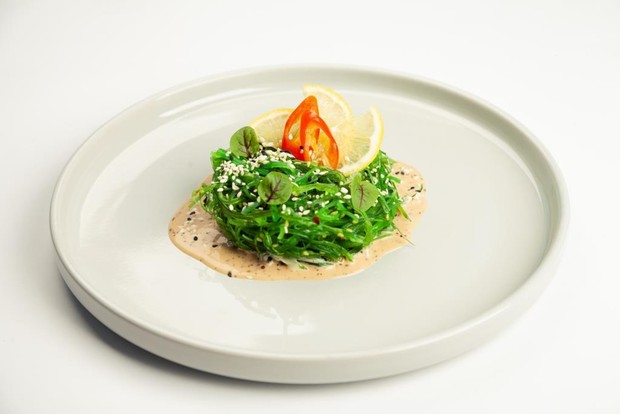 Manfaat lainnya dari rumput laut adalah dapat membantu menjaga kesehatan tulang maupun gigi mu.