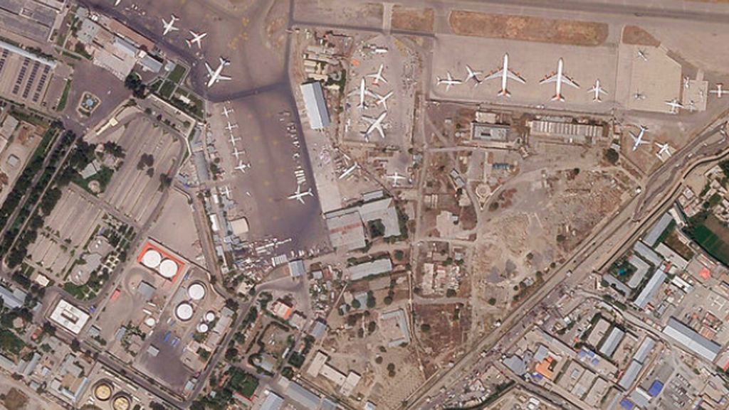 Satelit Rekam Momen Mencekam Warga Afghanistan Geruduk Bandara
