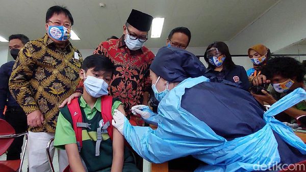 Senangnya Walkot Bandung Lihat Pelajar Antusias Ikut Vaksinasi