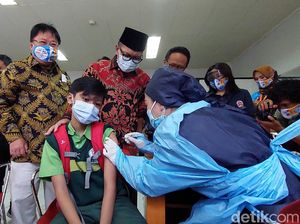 Senangnya Walkot Bandung Lihat Pelajar Antusias Ikut Vaksinasi Senangnya Walkot Bandung Lihat Pelajar Antusias Ikut Vaksinasi