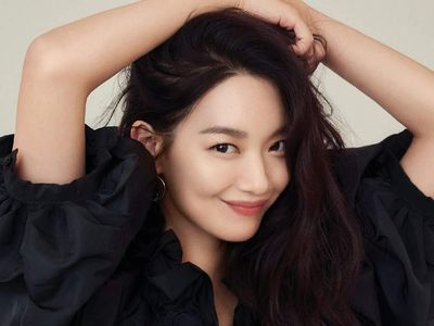 8 Gaya Shin Min Ah di Hometown Cha Cha Cha, Harga Tasnya Bikin Dompet Nangis