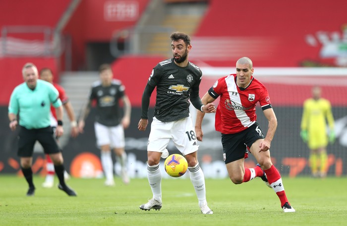 SOUTHAMPTON, ENGLAND - NOVEMBER 29: Bruno Fernandes of Manchester United battles for possession with Oriol Romeu of Southampton during the Premier League match between Southampton and Manchester United at St Marys Stadium on November 29, 2020 in Southampton, England. Sporting stadiums around the UK remain under strict restrictions due to the Coronavirus Pandemic as Government social distancing laws prohibit fans inside venues resulting in games being played behind closed doors. (Photo by Naomi Baker/Getty Images)