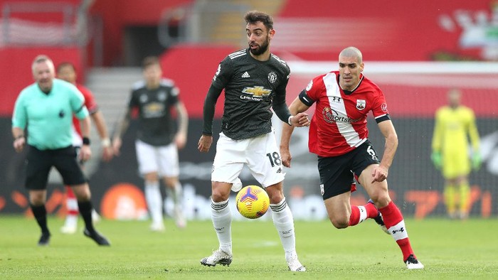 SOUTHAMPTON, ENGLAND - NOVEMBER 29: Bruno Fernandes of Manchester United battles for possession with Oriol Romeu of Southampton during the Premier League match between Southampton and Manchester United at St Marys Stadium on November 29, 2020 in Southampton, England. Sporting stadiums around the UK remain under strict restrictions due to the Coronavirus Pandemic as Government social distancing laws prohibit fans inside venues resulting in games being played behind closed doors. (Photo by Naomi Baker/Getty Images)