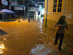 Kampung Aur Medan Direndam Banjir, Air Berlumpur Masuki Rumah Warga