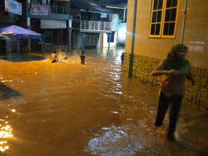 Kampung Aur Medan Direndam Banjir, Air Berlumpur Masuki Rumah Warga Kampung Aur Medan Direndam Banjir, Air Berlumpur Masuki Rumah Warga