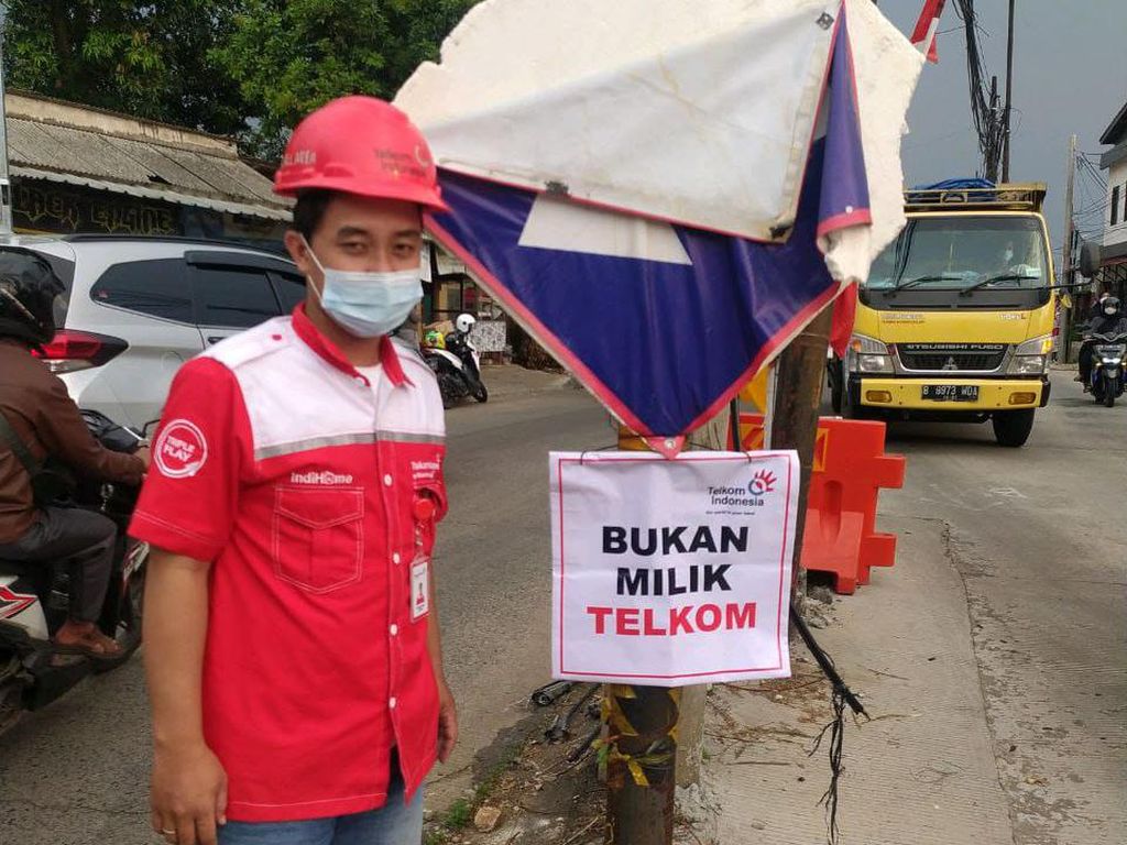 Telkom Pastikan Tiang di Tengah Jalan Dekat Tol Brigif Bukan Miliknya