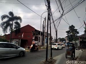 Kabel Mulai Dipindahkan dari Tiang-tiang Tengah Jalan Dekat Tol Brigif