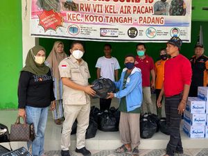 Andre Rosiade Bagikan Nasi Bungkus untuk Korban Banjir di Padang
