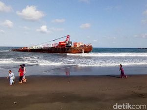 Tongkang Pengangkut Beton Pemecah Ombak Kandas di Pangandaran