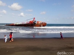 Tongkang Pengangkut Beton Pemecah Ombak Kandas di Pangandaran