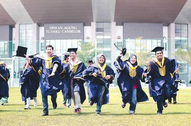 Wisuda merupakan moment yang paling ditunggu-tunggu oleh para mahasiswa.