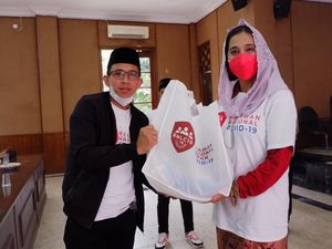 Beri Bantuan Sembako, Ayu Azhari: Jangan Hanya Pasrahkan ke Pemerintah Beri Bantuan Sembako, Ayu Azhari: Jangan Hanya Pasrahkan ke Pemerintah
