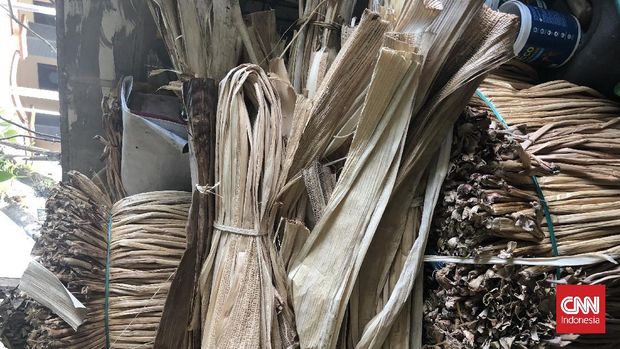 Bisnis eceng gondok Wiwit Mafaati Wiwit Manfaati bersama sang suami, Supardi, membuka usaha kerajinan tangan dengan eceng gondok. Bermodal Rp20 ribu saat 2008 silam, Wiwit pernah meraih omzet hingga Rp1,5 miliar dalam setahun. Usahanya kini ikut diterjang pandemi Covid-19.Wiwit saat ditemui di sanggar kerajinan tangan miliknya di Surabaya, Jawa Timur, Sabtu (21/8).