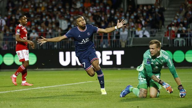 Soccer Football - Ligue 1 - Brest v Paris St Germain - Stade Francis-Le Ble, Brest, France - August 20, 2021. Paris St Germain's Kylian Mbappe celebrates after scoring REUTERS/Stephane Mahe