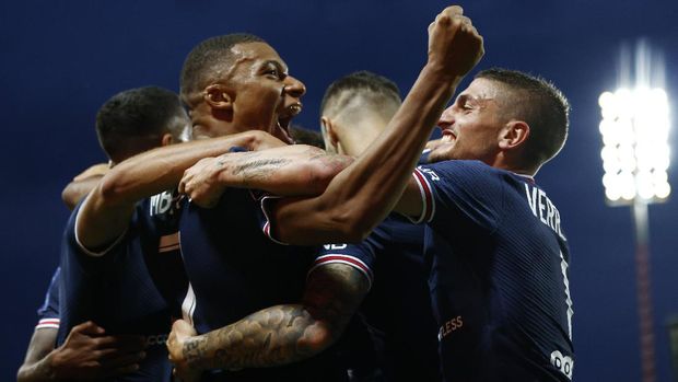 Soccer Football - Ligue 1 - Brest v Paris St Germain - Stade Francis-Le Ble, Brest, France - August 20, 2021. Paris St Germain's Kylian Mbappe celebrates with teammates after scoring REUTERS/Stephane Mahe