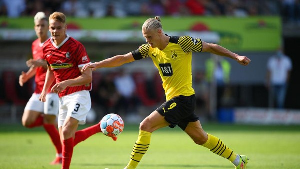 FREIBURG IM BREISGAU, GERMANY - AUGUST 21: Erling Haaland of Borussia Dortmund attempts to shoot whilst under pressure from Philipp Lienhart of SC Freiburg during the Bundesliga match between Sport-Club Freiburg and Borussia Dortmund at SC-Stadion on August 21, 2021 in Freiburg im Breisgau, Germany. (Photo by Matthias Hangst/Getty Images)