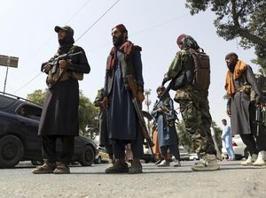 Taliban Pecut Orang-orang yang Pakai Jeans dan Baju Kebaratan di Jalan