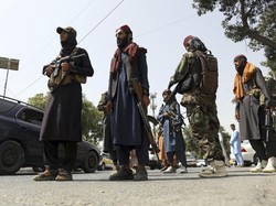 Taliban Pecut Orang-orang yang Pakai Jeans dan Baju Kebaratan di Jalan