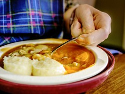 Begini Hukum Makan dengan Tangan Kiri dalam Alquran dan Hadis