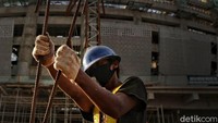 Total pembiayaan dan pembangunan Jakarta International Stadium ini menelan biaya sebesar Rp4,546 triliun dengan skema pendanaan Penyertaan Modal Daerah (PMD) tahun jamak (multiyears) dari 2019, 2020 dan 2021. Proyek ini dikerjakan PT Jakpro bersama tiga perusahaan kerja sama operasi (KSO), yaitu Wijaya Karya Bangunan Gedung, PP, dan Jaya Konstruksi.
