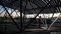 Proses pemasangan konstrukti atap stadion mulai dilakukan pada Januari 2021. Lifting atap dengan bentang terpanjang 270 meter dan bobot terberat 3.900 ton itu dilakukan di atas total ketinggian 69 meter. Ini juga menjadi rekor dunia bagi Tim Konstruksi JIS dan satu-satunya yang dilakukan di Asia.