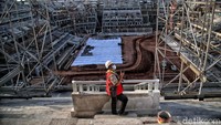Jakarta International Stadium nantinya juga akan memiliki tiga tingkat dan dapat menampung 82.000 penonton. Struktur stadionnya dibangun dengan tinggi 85 meter, lebar 258 meter, dan panjang 279 meter. Bahkan di stadion ini, lahan parkir di area utama mampu menampung 800 mobil di parkir VIP dan VVIP yang diperuntukan untuk para pemain sepakbola dan 100 bus.