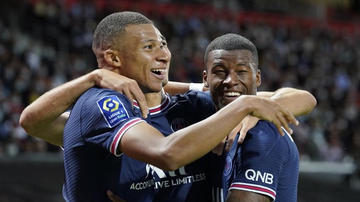 PSGs Kylian Mbappe, left, celebrates with teammates after scoring his sides second goal during a French League One soccer match between Brest and PSG at the Francis-Le Ble stadium in Brest, France, Friday, Aug. 20, 2021. (AP Photo/Daniel Cole)