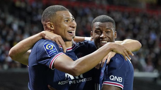 PSG's Kylian Mbappe, left, celebrates with teammates after scoring his side's second goal during a French League One soccer match between Brest and PSG at the Francis-Le Ble stadium in Brest, France, Friday, Aug. 20, 2021. (AP Photo/Daniel Cole)