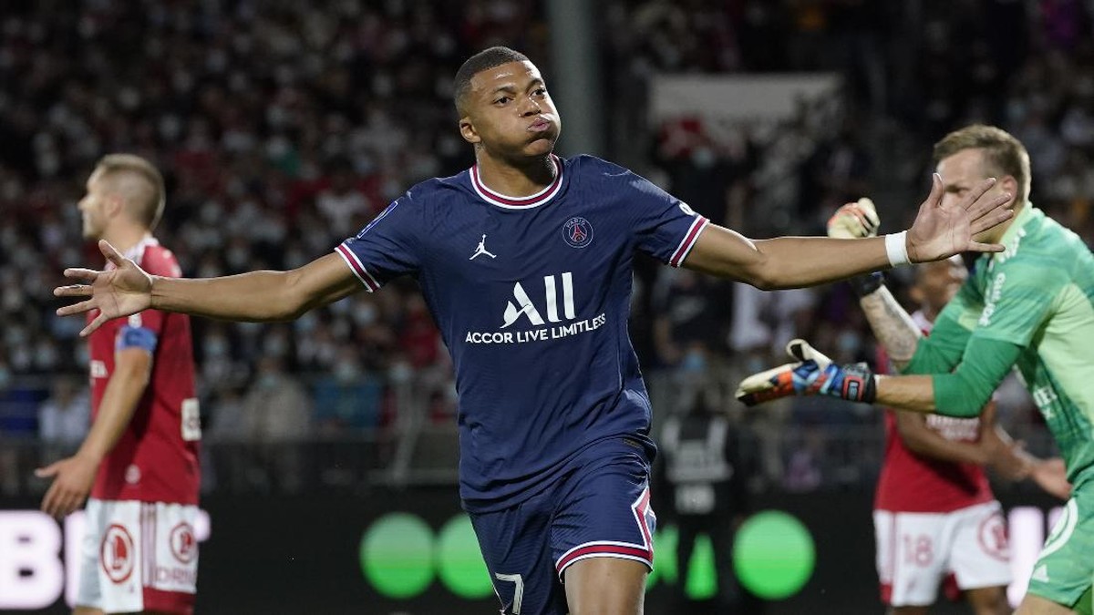 Kylian Mbappe menolak tawaran gaji Foto: AP/Daniel Cole