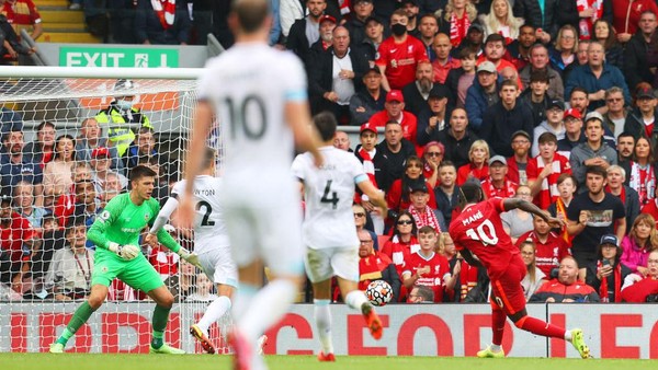LIVERPOOL, ENGLAND - AUGUST 21: Sadio Mane of Liverpool scores their sides second goal past Nick Pope of Burnley during the Premier League match between Liverpool and Burnley at Anfield on August 21, 2021 in Liverpool, England. (Photo by Catherine Ivill/Getty Images)