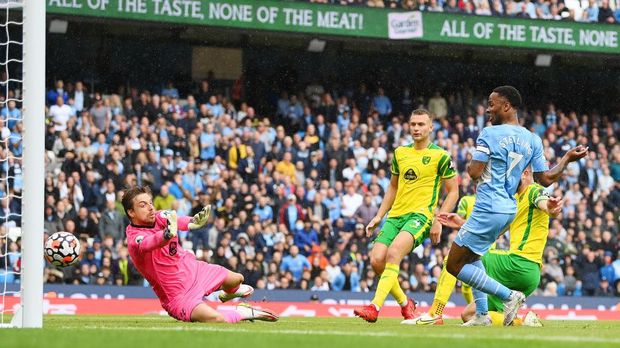 MANCHESTER, ENGLAND - AUGUST 21: Raheem Sterling of Manchester City scores their side's fourth goal during the Premier League match between Manchester City and Norwich City at Etihad Stadium on August 21, 2021 in Manchester, England. (Photo by Michael Regan/Getty Images)