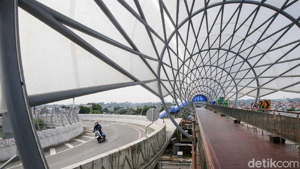Melihat JPO Lenteng Agung yang Sudah Rampung