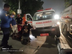 Ambulans Bawa Jenazah Tersangkut di Trotoar Pulo Gadung Jaktim