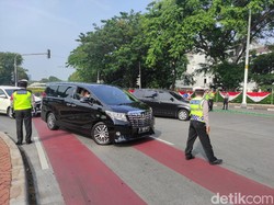 Mobil Pelat RFT Diputar Balik Saat Ganjil-Genap di Jalan Sudirman