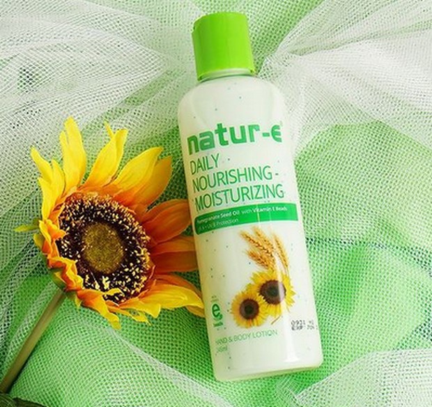 Butiran vitamin E akan meresap ke lapisan dalam kulit, melembapkan dan melindungi kulit kamu seharian.