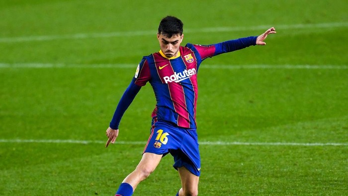 BARCELONA, SPAIN - MARCH 15: Pedri of FC Barcelona runs with the ball during the La Liga Santander match between FC Barcelona and SD Huesca at Camp Nou on March 15, 2021 in Barcelona, Spain. Sporting stadiums around Spain remain under strict restrictions due to the Coronavirus Pandemic as Government social distancing laws prohibit fans inside venues resulting in games being played behind closed doors. (Photo by David Ramos/Getty Images)
