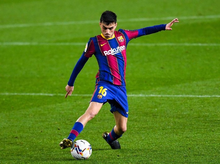 BARCELONA, SPAIN - MARCH 15: Pedri of FC Barcelona runs with the ball during the La Liga Santander match between FC Barcelona and SD Huesca at Camp Nou on March 15, 2021 in Barcelona, Spain. Sporting stadiums around Spain remain under strict restrictions due to the Coronavirus Pandemic as Government social distancing laws prohibit fans inside venues resulting in games being played behind closed doors. (Photo by David Ramos/Getty Images)