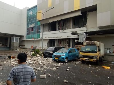 Penampakan Plafon Ambruk-Tembok Jebol di Margo City