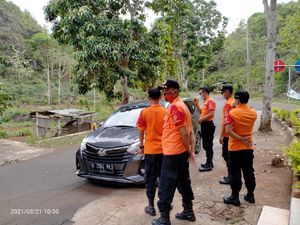 Petugas Halau Ribuan Orang Masuk Kawasan Pantai Gunungkidul Petugas Halau Ribuan Orang Masuk Kawasan Pantai Gunungkidul