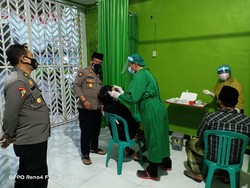 Kades di Kendal Minta Maaf Gegara Dangdutan, Polisi Tes COVID Penyanyi-Warga