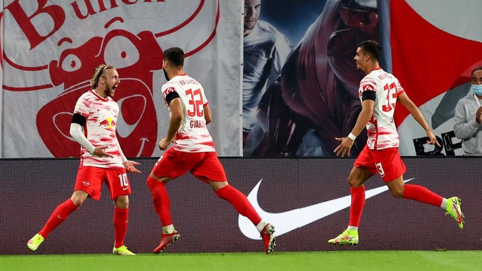 LEIPZIG, GERMANY - AUGUST 20: Emil Forsberg #10 of RB Leipzig celebrate with his team mates after he scores the 2nd goal during the Bundesliga match between RB Leipzig and VfB Stuttgart at Red Bull Arena on August 20, 2021 in Leipzig, Germany. (Photo by Martin Rose/Getty Images)