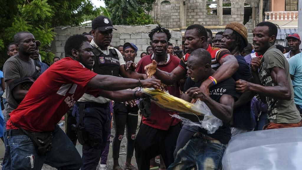 Warga Korban Gempa Haiti Rebutan Sembako