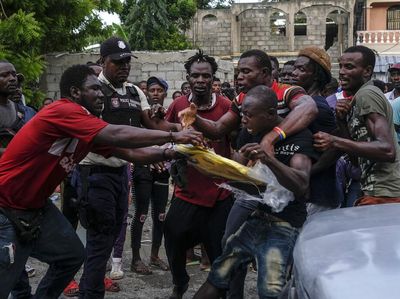 Warga Korban Gempa Haiti Rebutan Sembako