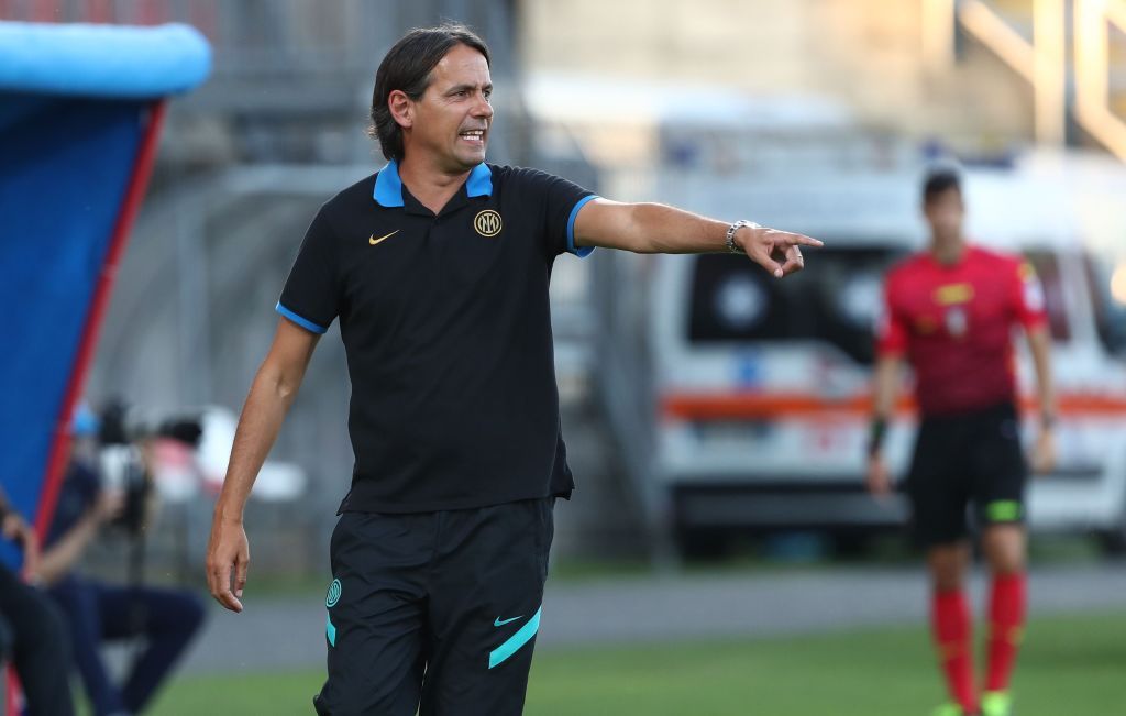 MONZA, ITALY - AUGUST 14: FC Internazionale coach Simone Inzaghi shouts to his players during the pre-season friendly match between FC Internazionale and Futbol'nyj Klub Dynamo Kyïv at U-Power Stadium on August 14, 2021 in Monza, Italy. (Photo by Marco Luzzani/Getty Images )